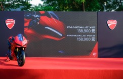 杜卡迪全新Panigale V2耀目登场 Panigale家族双星聚首共续荣耀